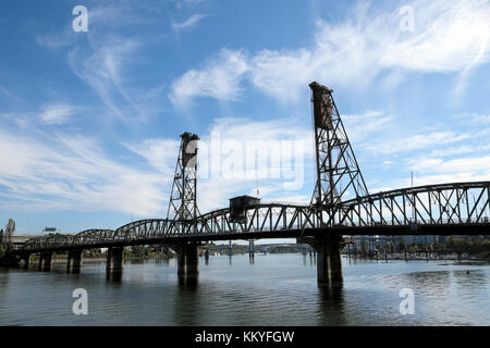 Hawthorne ponte sul fiume Willamette in Portland Oregon USA KATHY DEWITT Foto Stock