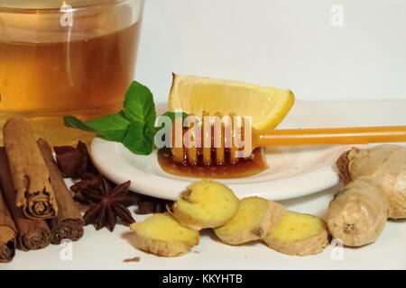 Sana di tè allo zenzero limone menta cannella curcuma anis e miele Foto Stock