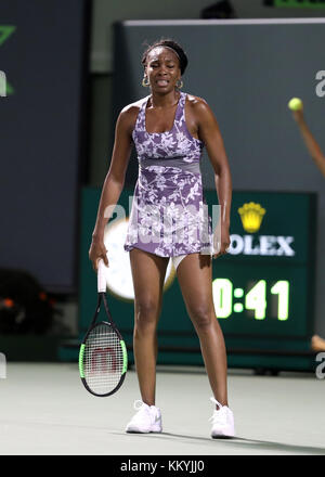 KEY BISCAYNE, FL - 24 MARZO: Venus Williams of USA sconfigge Beatriz Haddad Maia del Brasile al Crandon Park Tennis Center il 24 marzo 2017 a Key Biscayne, Florida persone: Venus Williams Foto Stock