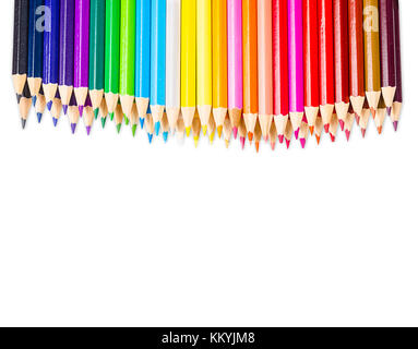Matite multicolori isolati su sfondo bianco, salva percorso di clipping. Foto Stock
