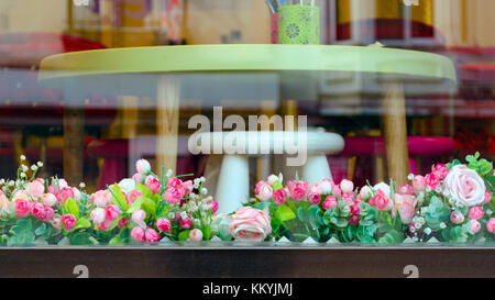 Eleganti vetrine negozio mobili decorati con fiori. Foto Stock