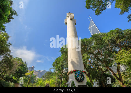 Hong Kong, Cina - 7 dicembre 2016: Colonna nel Parco di Hong Kong su cui si trova la targa commemorativa e Bank of China sullo sfondo Foto Stock
