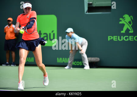 KEY BISCAYNE, FL - 24 MARZO: Garbine Muguruza di Spagna sconfigge Christina McHale degli Stati Uniti al Miami Open Day 5 al Crandon Park Tennis Center il 24 marzo 2017 a Key Biscayne, Florida. People: Christina McHale Transmission Ref: FLXX Foto Stock