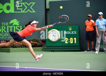 KEY BISCAYNE, FL - 24 MARZO: Garbine Muguruza di Spagna sconfigge Christina McHale degli Stati Uniti al Miami Open Day 5 al Crandon Park Tennis Center il 24 marzo 2017 a Key Biscayne, Florida. People: Christina McHale Transmission Ref: FLXX Foto Stock