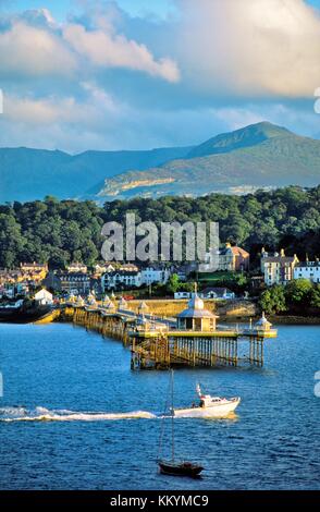 Bangor Pier e città, Gwynedd, Galles del Nord, Regno Unito. Guardando attraverso il Menai stretto da Anglesey alle montagne di Snowdonia Foto Stock