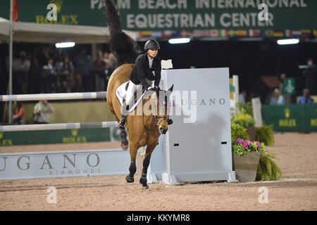 WELLINGTION, FL - FEBBRAIO 25: SABATO SERA LUCI: $380.000 Suncast Grand Prix CSI 5. Il Winter Equestrian Festival (WEF) è l'evento equestre più grande e più longevo al mondo che si tiene presso il Palm Beach International Equestrian Center. Georgina Leigh Bloomberg è la figlia minore dell'ex sindaco di New York Michael Bloomberg e Susan Brown. È un'ippica professionale, attualmente sponsorizzata da Ariat International il 25 febbraio 2017 a Wellington, Florida. Persone: Georgina Bloomberg Transmission Ref: FLXX deve chiamare se interessato Michael S. Foto Stock