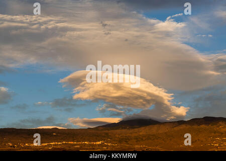 Lenticolare di formazione delle nuvole nel cielo sopra il monte Teide illuminata dal sole di setting, Tenerife, Isole Canarie, Spagna Foto Stock