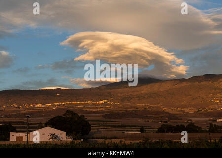 Lenticolare di formazione delle nuvole nel cielo sopra il monte Teide illuminata dal sole di setting, Tenerife, Isole Canarie, Spagna Foto Stock