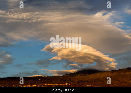 Lenticolare di formazione delle nuvole nel cielo sopra il monte Teide illuminata dal sole di setting, Tenerife, Isole Canarie, Spagna Foto Stock