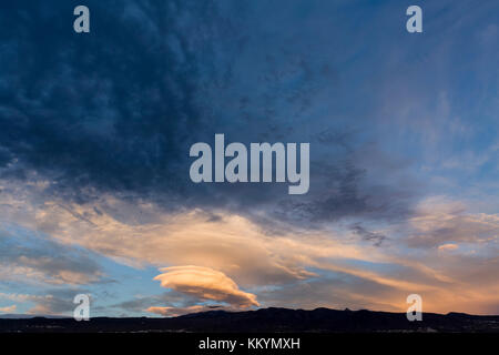 Lenticolare di formazione delle nuvole nel cielo sopra il monte Teide illuminata dal sole di setting, Tenerife, Isole Canarie, Spagna Foto Stock