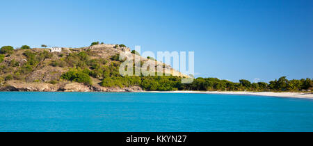 Vista da una barca nella profonda baia di Fort barrington, Antigua. Foto Stock