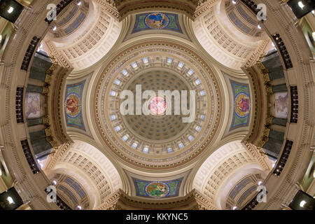Cupola interna dalla rotonda pavimento del Wisconsin State Capitol di Madison, Wisconsin Foto Stock