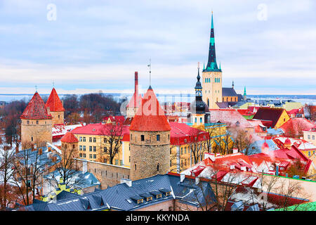 Paesaggio con san olaf chiesa e torri difensive nella città vecchia di Tallinn, Estonia in inverno. Vista dalla collina di Toompea Foto Stock