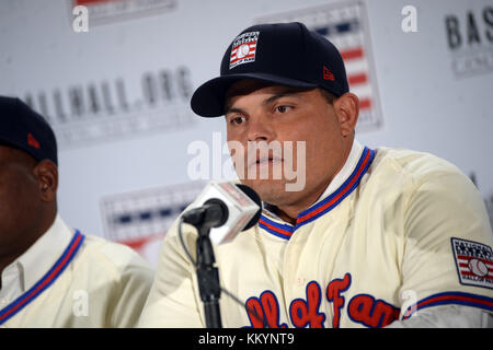 NEW YORK, NY - GENNAIO 19: Gli induttori Jeff Bagwell, Tim Raines e Ivan Rodriguez guardano durante la conferenza stampa della Baseball Hall of Fame del 2017 Giovedi, 19 Gennaio 2017 al St. Regis Hotel a New York City People: Ivan Rodriguez Transmission Ref: MNC1 Foto Stock