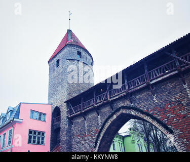 Mura difensive e la torre della città vecchia di Tallinn, Estonia in inverno Foto Stock