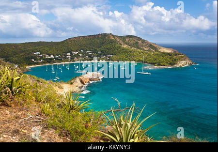 Vista della splendida baia di English Harbour ad Antigua, gli edifici sulla sommità della collina opposta sono Shirley Heights. Foto Stock