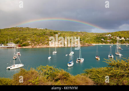 Un bellissimo arcobaleno su English Harbour in Antigua. Foto Stock