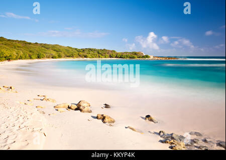 Ore diurne lunga esposizione della bella half Moon Bay in Antigua. Foto Stock