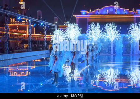 Tradizionale spettacolo natalizio sul ghiaccio a Liseberg a Goteborg. Il mercatino di Natale del parco divertimenti Liseberg è una tradizione annuale. Foto Stock