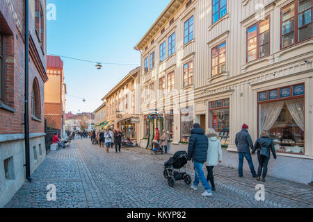 La gente passeggia per le strade di Haga a Goteborg. Haga è una storica zona residenziale, diventata alla moda e popolare tra i turisti. Foto Stock