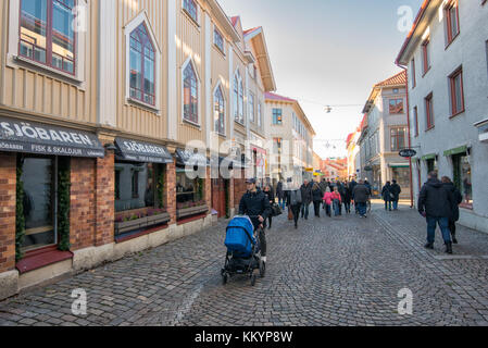 La gente passeggia per le strade di Haga a Goteborg. Haga è una storica zona residenziale, diventata alla moda e popolare tra i turisti. Foto Stock