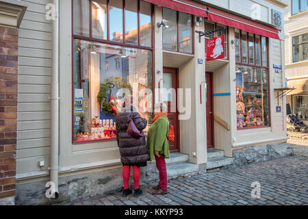 La gente passeggia per le strade di Haga a Goteborg. Haga è una storica zona residenziale, diventata alla moda e popolare tra i turisti. Foto Stock