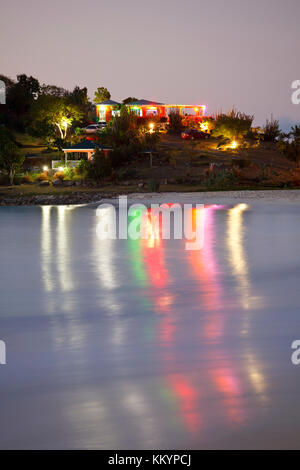 Un bar sulla spiaggia in Antigua in serata con illuminazione colorata. Foto Stock