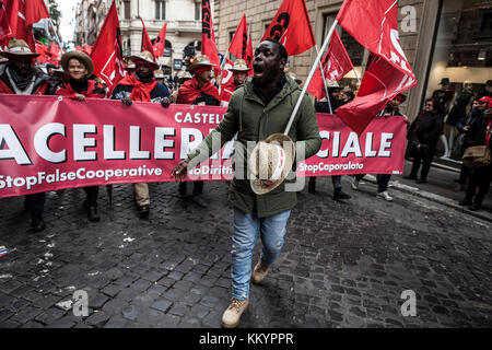 Roma, Italia. 02nd Dec, 2017. Il sindacato italiano CGIL ha tenuto una manifestazione per protestare contro la riforma pensionistica del governo italiano a Roma il 02 dicembre 2017. Migliaia di manifestanti partecipano a un raduno anti-governativo chiamato dal sindacato CGIL per protestare contro l'aumento automatico dell'età pensionabile a 67 entro il 2019. Credit: Giuseppe Ciccia/Pacific Press/Alamy Live News Foto Stock