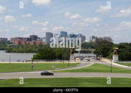 Vista verso i grattacieli del quartiere di Rosslyn, Virginia passato le arti della pace sculture sul Rock Creek e Potomac Parkway NW. Foto Stock