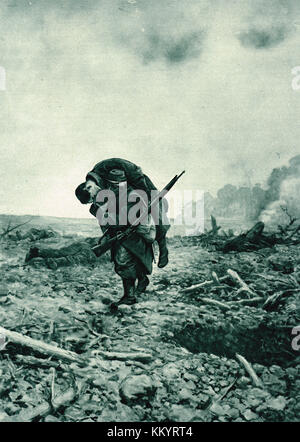 Soldato francese che trasportava un ufficiale ferito dal campo di battaglia, fronte occidentale, 1916, prima guerra mondiale Foto Stock