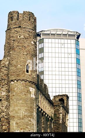 Moderne BT British Telecom edificio blocco ufficio sorge dietro il medievale Castello di Swansea nel centro di Swansea, Galles del Sud Foto Stock