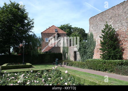 Piccolo parco con i resti del western mura medievali della città di Harderwijk, Paesi Bassi vicino Blokhuis street Foto Stock