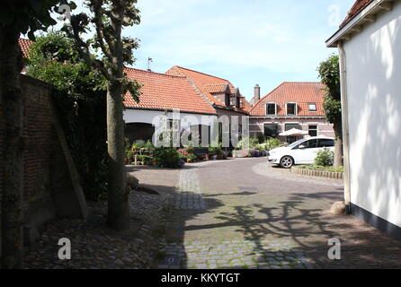 Vecchie strade di ciottoli nella parte interna della città di Harderwijk, Paesi Bassi, presso Blokhuis street e Burgtstraat Foto Stock