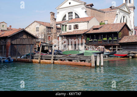 Il famoso cantiere, Squero, di S Trovaso, Venezia, Italia, dove le gondole sono costruiti e riparati, all'intersezione di due canali, Foto Stock