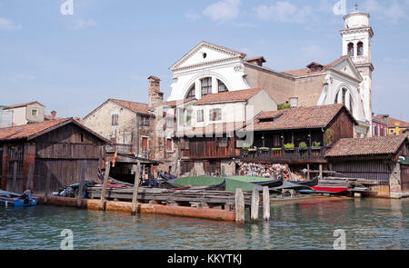 Il famoso cantiere, Squero, di S Trovaso, Venezia, Italia, dove le gondole sono costruiti e riparati, all'intersezione di due canali, Foto Stock