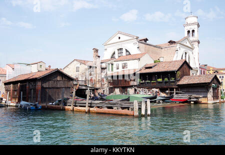 Il famoso cantiere, Squero, di S Trovaso, Venezia, Italia, dove le gondole sono costruiti e riparati, all'intersezione di due canali, Foto Stock