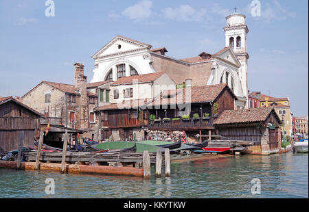 Il famoso cantiere, Squero, di S Trovaso, Venezia, Italia, dove le gondole sono costruiti e riparati, all'intersezione di due canali, Foto Stock