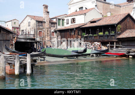 Il famoso cantiere, Squero, di S Trovaso, Venezia, Italia, dove le gondole sono costruiti e riparati, all'intersezione di due canali, Foto Stock