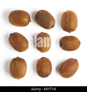 Modello di tutta la kiwi. Square pattern senza giunture di kiwi isolato su bianco con percorso di clipping. Vista superiore o flat-lay. Foto Stock