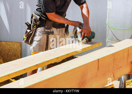 Dettaglio della sega circolare per il taglio di un pezzo di legno sega circolare di legno da taglio Foto Stock