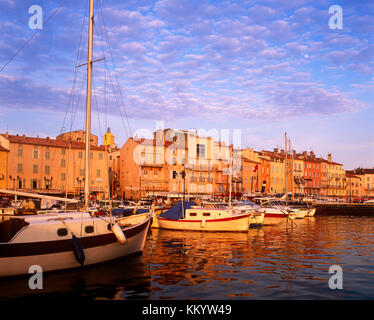 St.Tropez Harbour in golden sera la luce solare, Cote d'Azur, Costa Azzurra, Francia Foto Stock