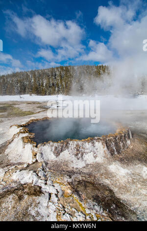 Neve e ghiaccio circondano punch bowl primavera presso il parco nazionale di Yellowstone in inverno febbraio 11, 2017 in Wyoming. (Foto di Jacob w. frank via planetpix) Foto Stock