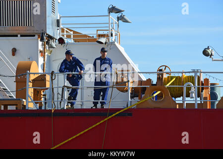 Coast Guard membri stand sul ponte della fresa Mackinaw durante l annuale 2017 Albero di Natale rievocazione della nave al molo della marina in Chicago Foto Stock