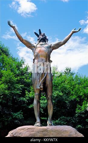 Sul sentiero Mohawk vicino Charlemont, Massachusetts, STATI UNITI D'AMERICA. Statua in bronzo Ave alla sunrise di nativo Americano indiano Mohawk Foto Stock