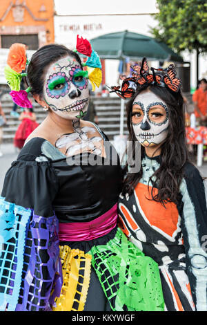 Giovani donne messicane vestite in costume la Calavera Catrina per il giorno dei morti o festival Día de Muertos 29 ottobre 2017 a San Miguel de Allende, Guanajuato, Messico. La festa è stata celebrata fin da quando l'impero azteco celebra gli antenati e i defunti cari. Foto Stock