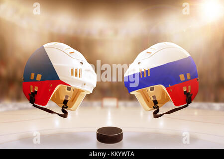 Basso angolo vista di caschi di hockey con la Repubblica ceca e la Russia bandiere dipinte e disco da hockey su ghiaccio in luminose stadium sfondo. concetto di in Foto Stock