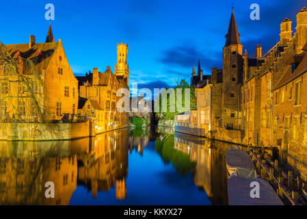 Bruges, Belgio - 17 Aprile 2017: vista dal Rozenhoedkaai della città vecchia di Bruges al tramonto Foto Stock