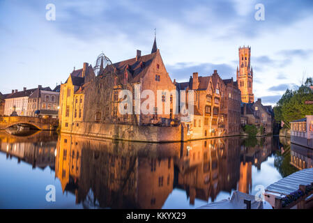 Bruges, Belgio - 17 Aprile 2017: vista dal Rozenhoedkaai della città vecchia di Bruges al tramonto Foto Stock