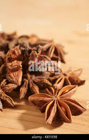 Tutto anice stellato, un tipico spice in molti a sud delle cucine asiatiche e piatti Foto Stock