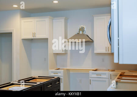 Interior design costruzione di una cucina con fornello estrattore cofano Foto Stock